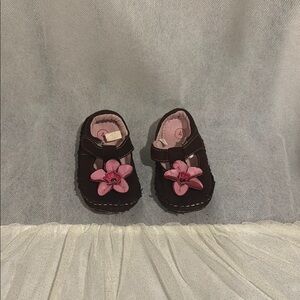 Genuine Kids From OSHKOSH Girl Size 4 with Flowers